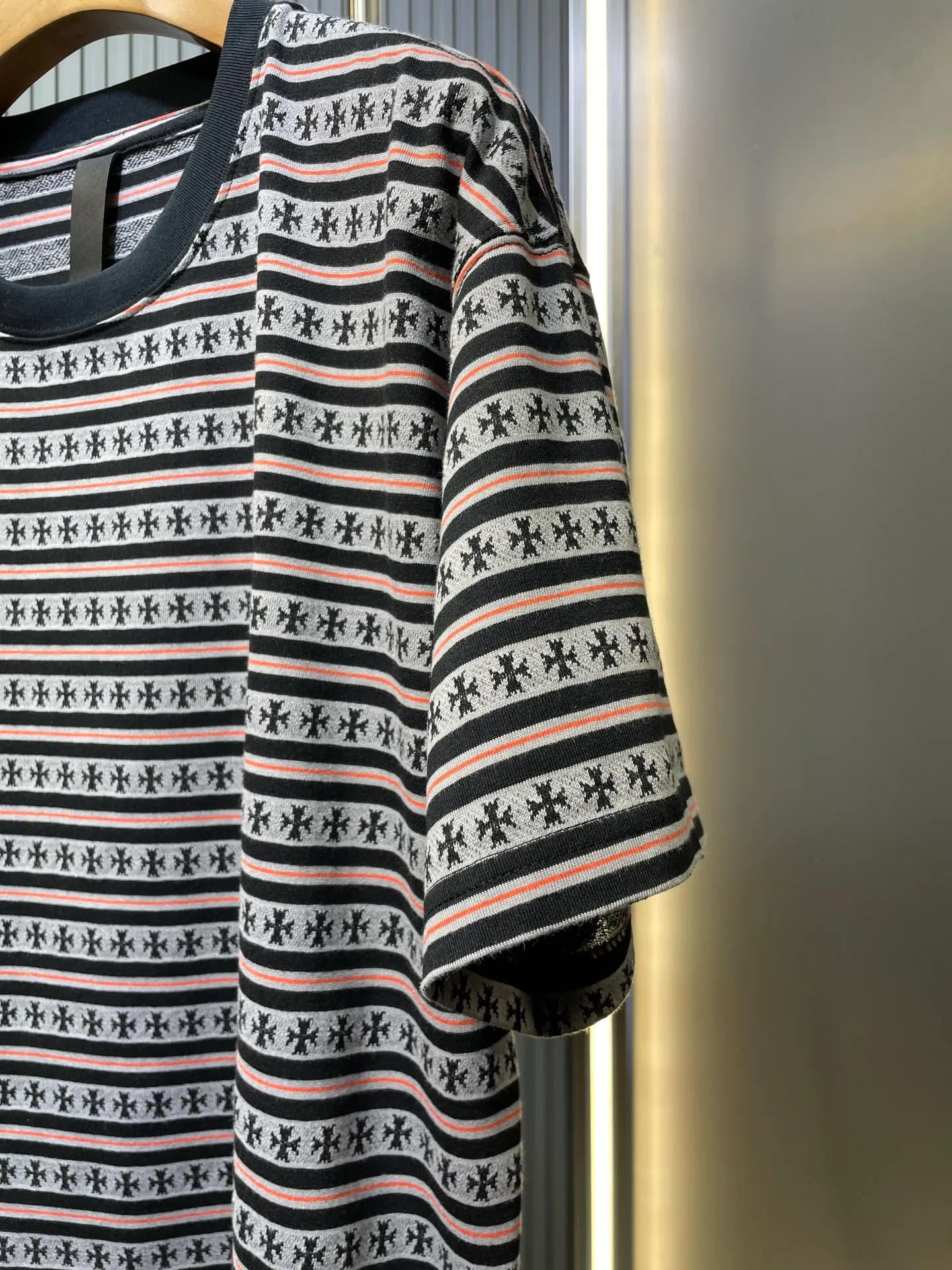 🅿️280 chrome hearts striped full-print short-sleeved craftsmanship instructions: Customized yarn-dyed fabrics, minimum ordering is 1,000 meters, expensive embroidery using imported embroidery machines, the overall line is straight and delicate, the fabric is comfortable and soft, the color is consistent and no color difference. Can be matched with the same style to create a fashionable look, control various occasions, customized accessories, complete three standards, the same style for men and women! ⚠️Color: gray ⚠️Size: sml
